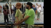 Kapitän Efraim Langstrumpf (Beppe Wolgers) heißt Pippi (Inger Nilsson) an Bord der Hoppetosse herzlich willkommen. Kapitän Efraim Langstrumpf (Beppe Wolgers) heißt Pippi (Inger Nilsson) an Bord der Hoppetosse herzlich willkommen.