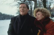 Nach dem Streit über Hund Lumpi haben sich Ilse (Ilse Neubauer) und Josef Haslbeck (Helmut Fischer) wieder versöhnt. Gemeinsam genießen sie die winterliche Stimmung am Nymphenburger Kanal. Nach dem Streit über Hund Lumpi haben sich Ilse (Ilse Neubauer) und Josef Haslbeck (Helmut Fischer) wieder versöhnt. Gemeinsam genießen sie die winterliche Stimmung am Nymphenburger Kanal.