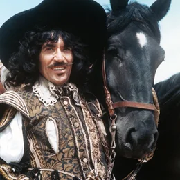 Porthos (Frank Finlay), einer der "drei Musketiere", mit seinem treuen Begleiter.