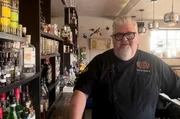„Hotdog-König“ Kevin Hickey bereitet sogar die Würstchen für die Spezialität selbst zu. „Hotdog-König“ Kevin Hickey bereitet sogar die Würstchen für die Spezialität selbst zu.