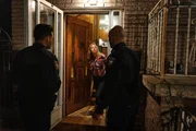 Polizeibeamte, die eine Frau besuchen
