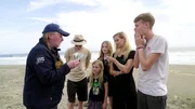 Ihren Auftritt im Zirkus haben die Kellys gemeistert, doch schon bald holt sie der Alltag wieder ein: das Geld wird knapp und die Unruhen in Peru tun ihr Übriges. Joey muss sich von seiner Gitarre trennen und einen Weg aus Peru finden. Ihren Auftritt im Zirkus haben die Kellys gemeistert, doch schon bald holt sie der Alltag wieder ein: das Geld wird knapp und die Unruhen in Peru tun ihr Übriges. Joey muss sich von seiner Gitarre trennen und einen Weg aus Peru finden.