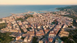 D&eacute;nia an der Costa Blanca ist nicht nur ein beliebtes Ferienziel, sondern wurde nach dem zweiten Weltkrieg auch zum Hotspot f&uuml;r Rechte und Altnazis. Viele kamen als Pioniere der Tourismusindustrie zu Ansehen und Wohlstand und f&uuml;hrten hier weitgehend unbehelligt ein oft bizarres Eigenleben.