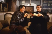 Im Auktionshaus probieren Josef Haslbeck (Helmut Fischer, rechts) und Schorschi Gruber (Hans Brenner) aus einer alten, wertvollen Weinflasche, die sie mit billigem Lambrusco wieder auff&uuml;llen wollen - doch beim ersten Schluck wird den beiden klar: irgendjemand ist ihnen zuvorgekommen.