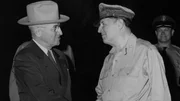 US-Präsident Harry S. Truman schüttelt General Douglas MacArthur die Hand. US-Präsident Harry S. Truman schüttelt General Douglas MacArthur die Hand.