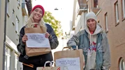 Alles gepackt. Mit „Warm durch die Nacht“ gehen Lisa und Lena auf Obdachlose zu. Alles gepackt. Mit „Warm durch die Nacht“ gehen Lisa und Lena auf Obdachlose zu.