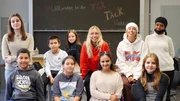 Zurück ins Klassenzimmer. Lisa und Lena geben ihr Wissen beim Chancenwerk e.V. weiter. Zurück ins Klassenzimmer. Lisa und Lena geben ihr Wissen beim Chancenwerk e.V. weiter.