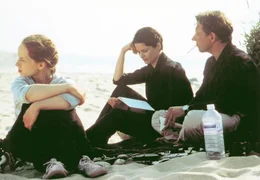 Getarnt als Touristen an der portugiesischen Atlantikk&uuml;ste lebt die Familie seit 15 Jahren im Untergrund: Jeanne (Julia Hummer, li.), Clara (Barbara Auer, Mi.) und Hans (Richy M&uuml;ller, re.)