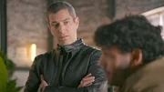 Dragan (Florian Thunemann, l.) fordert von Nick (Raphael Kalkowski), aus seinem Leben zu verschwinden.