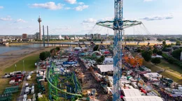 Die Rheinkirmes mit dem Bayerntower.