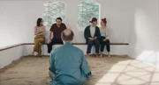 Leyla (Mala Emde, rechts), Tristan (Jonas Dassler, 2. von rechts), Fabienne (Maryam Zaree) und Mo (Dimitrij Schaad, 2. von links) sitzen auf einer Bank vor Stella (Edgar Selge), die im Schneidersitz auf dem Boden sitzt. Key Visual.