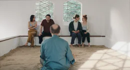 Leyla (Mala Emde, rechts), Tristan (Jonas Dassler, 2. von rechts), Fabienne (Maryam Zaree) und Mo (Dimitrij Schaad, 2. von links) sitzen auf einer Bank vor Stella (Edgar Selge), die im Schneidersitz auf dem Boden sitzt. Key Visual.