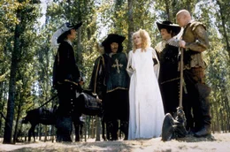 Nachdem Milady de Winter (Faye Dunaway, Mitte) von Athos gestellt wurde, hat er zusammen mit  Porthos (Frank Finlay, 2. von links), D'Artagnan (Michael York, links) und Aramis (Richard Chamberlain, 2. von rechts) einen Henker angeheuert, um sie zu richten.