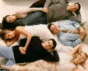 (7. Staffel) - Freunde f&uuml;rs Leben: (v. oben l.nach oben r.) Monica (Courteney Cox Arquette), Ross (David Schwimmer), Rachel (Jennifer Aniston), Chandler (Matthew Perry), Joey (Matt LeBlanc) und Phoebe (Lisa Kudrow)