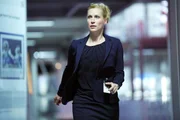Dr. Christina Wolf (Astrid Posner) ist geschockt, als sie pl&ouml;tzlich einen Schuss h&ouml;rt...