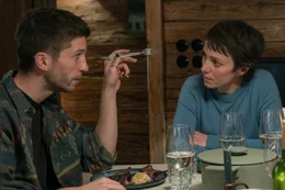 Vince (Slavko Popadic, l.) streitet sich mit Juliane (Julia Koschitz, r.). Offenbar hat er andere Vorstellungen von Recht und Besitz.