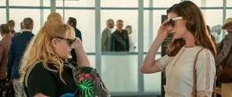 Penny Rust (Rebel Wilson, l.) und Josephine Chesterfield (Anne Hathaway)    +++ Die Verwendung des sendungsbezogenen Materials ist nur mit dem Hinweis und Verlinkung auf RTL+ gestattet. +++