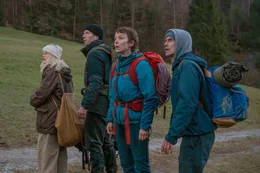 Kommt der Berg ins Rutschen? Alma (Camille Dombrowsky, l.), Vince (Slavko Popadic, 2.v.l.), Juliane (Julia Koschitz, 2.v.r.) und Edwin (Felix Hellmann, r.) trauen ihren Augen kaum.
