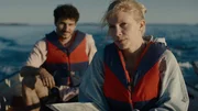 Saara (Saara Kotkaniemi) und Robert (Nicola Perot) im Boot auf dem Meer.