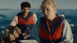 Saara (Saara Kotkaniemi) und Robert (Nicola Perot) im Boot auf dem Meer.
