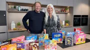 Anja Tanas (r) zeigt Björn Freitag, was alles in unserem Speiseeis drinsteckt. Anja Tanas (r) zeigt Björn Freitag, was alles in unserem Speiseeis drinsteckt.