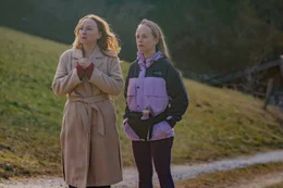 Besorgt blicken Ines (Brigitte Hobmeier, l.) und Paula (Friederike Kempter, r.) in die Ferne. Sie bef&uuml;rchten, dass den Besetzern, die sie am Tag vorher in einen Sturm geschickt haben, etwas passiert sein k&ouml;nnte.