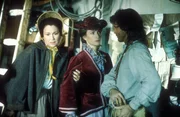Nur Charlotte Cooper (Diane Ladd, l.), die Hebamme des Ortes, unterstützt Dr. Quinn (Jane Seymour, M.), die von den Bewohnern Colorado Springs abgelehnt wird, nach Kräften. Auch der wortkarge Einzelgänger Byron Sully (Joe Lando, r.), der seit Jahren bei den Cheyenne-Indianern lebt, hat zunächst große Probleme mit der energiegeladenen Ärztin aus dem feinen Boston ... Nur Charlotte Cooper (Diane Ladd, l.), die Hebamme des Ortes, unterstützt Dr. Quinn (Jane Seymour, M.), die von den Bewohnern Colorado Springs abgelehnt wird, nach Kräften. Auch der wortkarge Einzelgänger Byron Sully (Joe Lando, r.), der seit Jahren bei den Cheyenne-Indianern lebt, hat zunächst große Probleme mit der energiegeladenen Ärztin aus dem feinen Boston ...