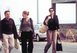 St&auml;ndig auf der Flucht: Jeanne hat am Strand mit einem Fremden gesprochen, die Eltern rufen sie sofort zur&uuml;ck. v.li.n.re.: Hans (Richy M&uuml;ller ), Jeanne (Julia Hummer) und Clara (Barbara Auer)