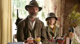 Schascha (Yuna Bennett) und ihr Mentor Carl (Christoph Maria Herbst) bei Frau Langstrumpf mit einem besonderen Anliegen.