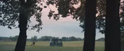 Das Wut Manko (Christoph J&ouml;de) l&auml;uft dem Bus nach.