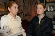 Nina (Maria Wedig, l.) und Toni (Olivia Marei) sind von den sich überschlagenden Ereignissen überrollt. Nina (Maria Wedig, l.) und Toni (Olivia Marei) sind von den sich überschlagenden Ereignissen überrollt.
