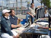 Jochen (Mitte) und Christiana wollen ihren Trödel auf dem Flohmarkt zu Geld machen. Verkaufsprofi Otto (re.) beobachtet alles ganz genau. Jochen (Mitte) und Christiana wollen ihren Trödel auf dem Flohmarkt zu Geld machen. Verkaufsprofi Otto (re.) beobachtet alles ganz genau.