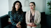 Die Abgeordneten der rechts-konservativen Partei (Laura Masci und Francesca Ritrovato) lassen sich von Lobbyist Guido hinsichtlich ihrer Pressearbeit beraten. Die Abgeordneten der rechts-konservativen Partei (Laura Masci und Francesca Ritrovato) lassen sich von Lobbyist Guido hinsichtlich ihrer Pressearbeit beraten.