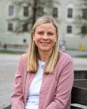 Barbara im Portr&auml;t auf ihrem Gedenkbankerl.