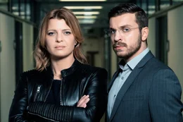 Judith Volkmann (J&ouml;rdis Triebel) und Deniz Kovacevic (Edin Hasanovic) m&uuml;ssen gemeinsam den Fall der verschwundenen Fl&uuml;chtlingskinder l&ouml;sen.
