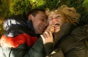 Alice (r., Lia von Blarer) und Jan (l., Leonard Scheicher) genie&szlig;en Zweisamkeit im Wald.