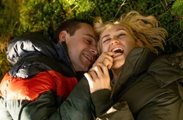 Alice (r., Lia von Blarer) und Jan (l., Leonard Scheicher) genie&szlig;en Zweisamkeit im Wald.