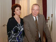 Enttäuscht beendet Charlotte (Mona Seefried, l.) die Beziehung zu Werner (Dirk Galuba, r.). Enttäuscht beendet Charlotte (Mona Seefried, l.) die Beziehung zu Werner (Dirk Galuba, r.).