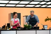 Jan B&ouml;hmermann (r.) mit Frau Gretel (l.) in der Sendung "B&ouml;hmi brutzelt"