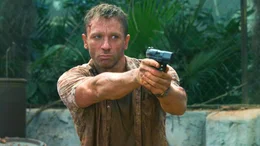 Bei seinem ersten Auftrag verhindert Bond (Daniel Craig) einen Anschlag auf einen Flugzeugprototypen und sabotiert so die Pl&auml;ne des Finanzexperten Le Chiffre, der durch gezielte B&ouml;rsenspekulationen das Geld einer Terrororganisation vermehren sollte. Photo by: Jay MaidmentBei seinem ersten Auftrag verhindert Bond (Daniel Craig) einen Anschlag auf einen Flugzeugprototypen und sabotiert so die PlĂ&curren;ne des Finanzexperten Le Chiffre, der durch gezielte BĂ&para;rsenspekulationen das Geld einer Terrororganisation vermehren sollte. Photo by: Jay Maidment