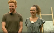Koko (r.) und Lukas B&ouml;nninghausen (l.) haben einen schmalen Reihenhausgarten in K&ouml;ln. Die beiden T&auml;nzer w&uuml;nschen sich neben vielen Pflanzen einen Platz f&uuml;r ihre Yoga&uuml;bungen. Die Gartenprofis Nico Sollazzo und Marius Surmann entwickeln daf&uuml;r Konzepte, bei der Umsetzung muss das Paar aber selbst ran.