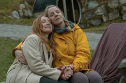 Endlich sind die Besetzer weg und die Auszeit mit Freunden kann beginnen! Noch verstehen sich Ines (Brigitte Hobmeier, l.) und Sanne (Katrin Wichmann, r. ) pr&auml;chtig, doch der Friede wird nicht lange w&auml;hren.