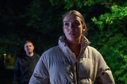 Eine junge Frau in der Gewalt eines Sexualstraftäters. Der Fremde hatte zuvor sein Opfer im Park verfolgt. Eine junge Frau in der Gewalt eines Sexualstraftäters. Der Fremde hatte zuvor sein Opfer im Park verfolgt.