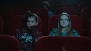 Margreet (Romy Voll) und Floor (Bobbie Mulder) sind im Kino. Margreet (Romy Voll) und Floor (Bobbie Mulder) sind im Kino.