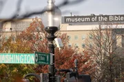 Im Anschluss an die Entdeckung vermeintlicher neuer Manuskripte entstand in Washington ein monumentales Bibelmuseum, das von wohlhabenden Spendern finanziert wurde. Im Anschluss an die Entdeckung vermeintlicher neuer Manuskripte entstand in Washington ein monumentales Bibelmuseum, das von wohlhabenden Spendern finanziert wurde.