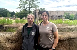 Tierpflegerinnen Anja Strecker (Bergzoo Halle) und Sabine Buchholz (Tierpark Berlin) und der Elefant Leitkuh Pori im Hintergrund.