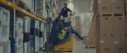 Das Manko belagert den Gabelstapler und f&auml;hrt mit Karacho in ein Regal des Logistikzentrums. Von links: Horror Manko (Carol Schuler), Gute Laune Manko (Bastian Reiber), Dumm Manko (Jonas Hien), Manko Akkurat (Florian Anderer), Bienchen Manko (Annika Meier).