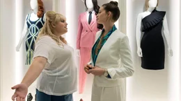 Penny Rust (Rebel Wilson, l.) und Josephine Chesterfield (Anne Hathaway)  Die Verwendung des sendungsbezogenen Materials ist nur mit dem Hinweis und Verlinkung auf TVNOW gestattet.
