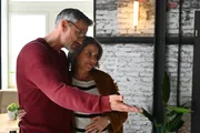 Henning (Stefan Bockelmann) präsentiert Daniela (Berrit Arnold), was er und die Helfer:innen auf die Beine gestellt haben. Henning (Stefan Bockelmann) präsentiert Daniela (Berrit Arnold), was er und die Helfer:innen auf die Beine gestellt haben.