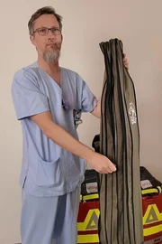 Dr. Frank Runck mit der mobilen Ausr&uuml;stung f&uuml;r Schlaganfallbehandlungen.